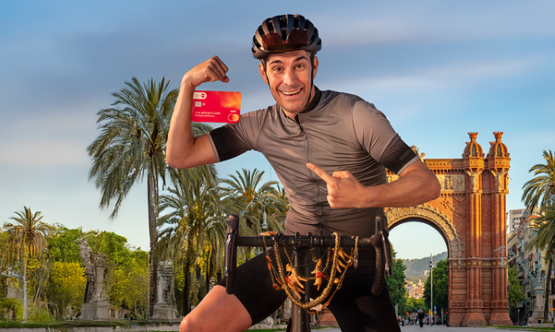 Mann auf Fahrrad mit Debit Mastercard in der Hand