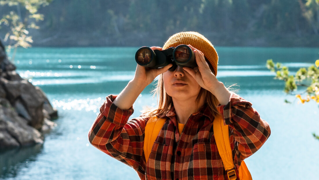 Frau mit Fernglas